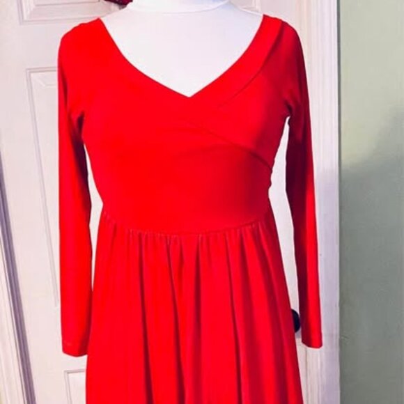 Long flowing red dress sz S. No stains or flaws. Not worn. Could be maternity. - Picture 1 of 3